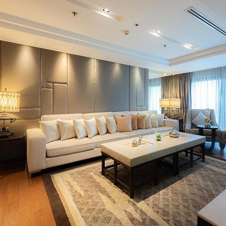 Summit Windmill Golf Suite Hotel At Suvarnabhumi Bangkok Exterior photo A living room in a suite at the Shangri-La Kuala Lumpur
