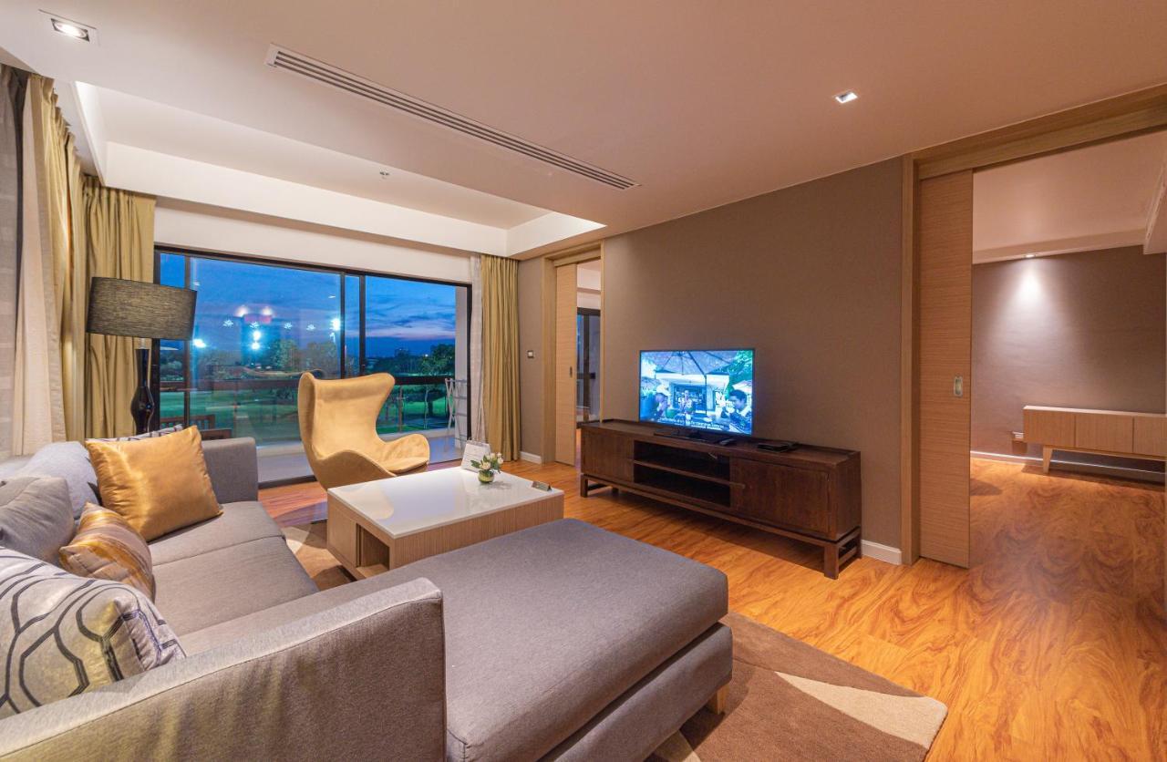 Summit Windmill Golf Suite Hotel At Suvarnabhumi Bangkok Exterior photo A living room in a suite at the hotel