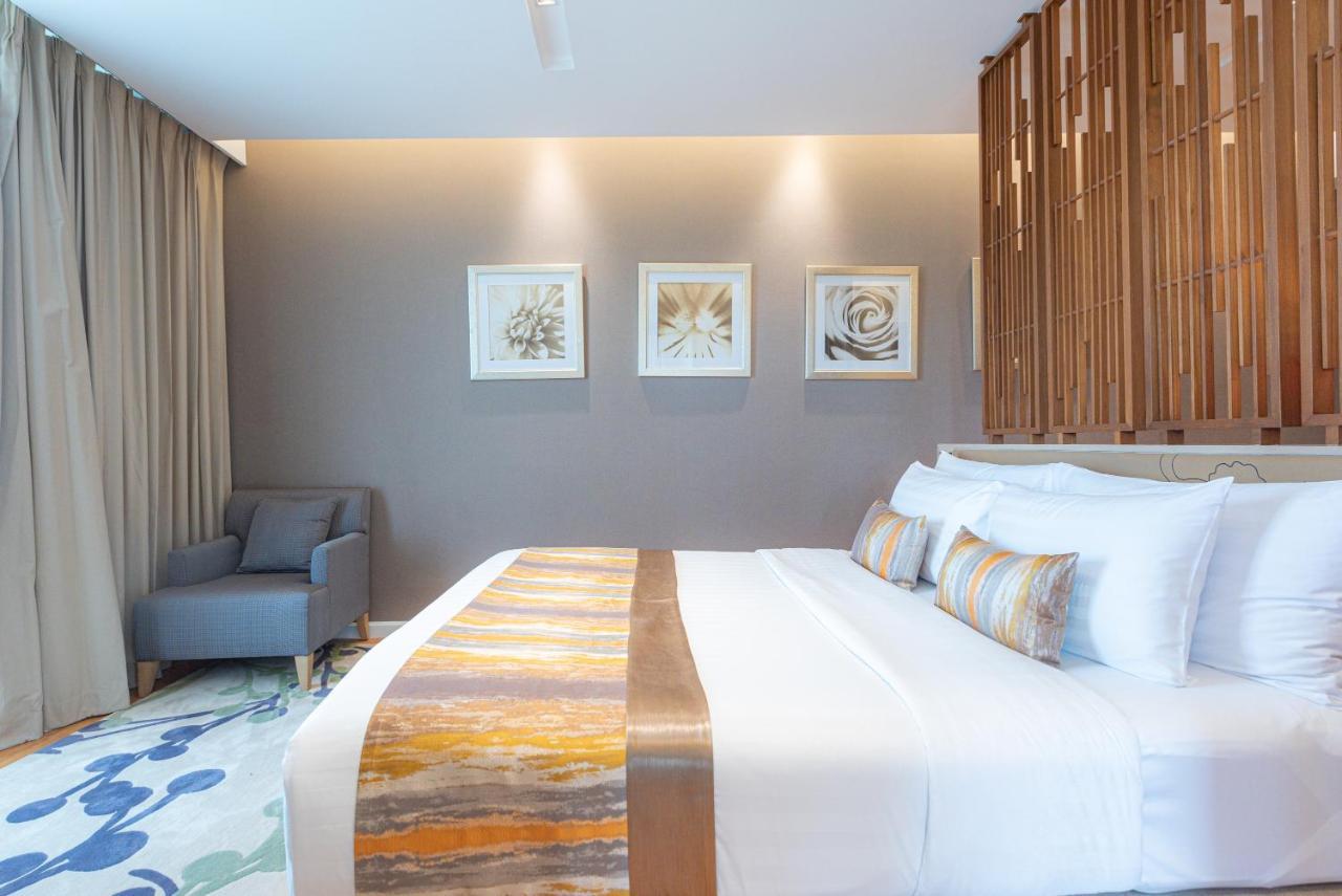 Summit Windmill Golf Suite Hotel At Suvarnabhumi Bangkok Exterior photo Deluxe Room