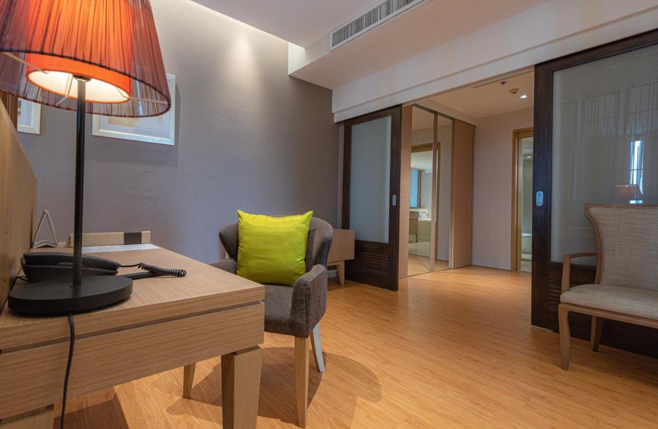 Summit Windmill Golf Suite Hotel At Suvarnabhumi Bangkok Exterior photo A room at the hotel