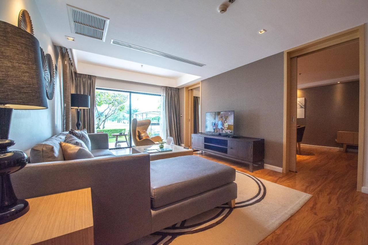 Summit Windmill Golf Suite Hotel At Suvarnabhumi Bangkok Exterior photo A living room in a typical apartment