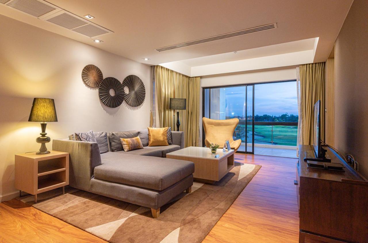 Summit Windmill Golf Suite Hotel At Suvarnabhumi Bangkok Exterior photo Living room