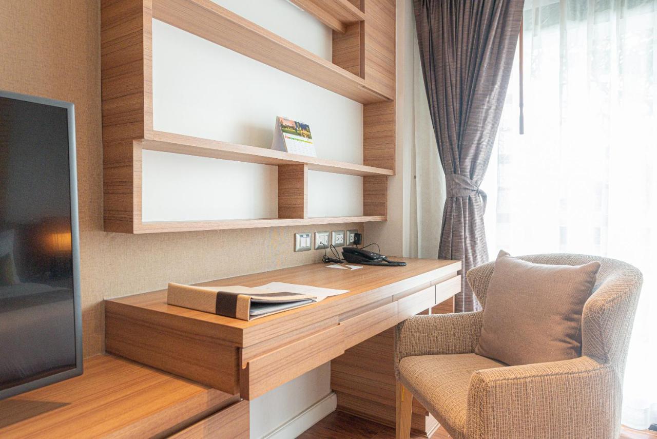 Summit Windmill Golf Suite Hotel At Suvarnabhumi Bangkok Exterior photo A work desk in a hotel room