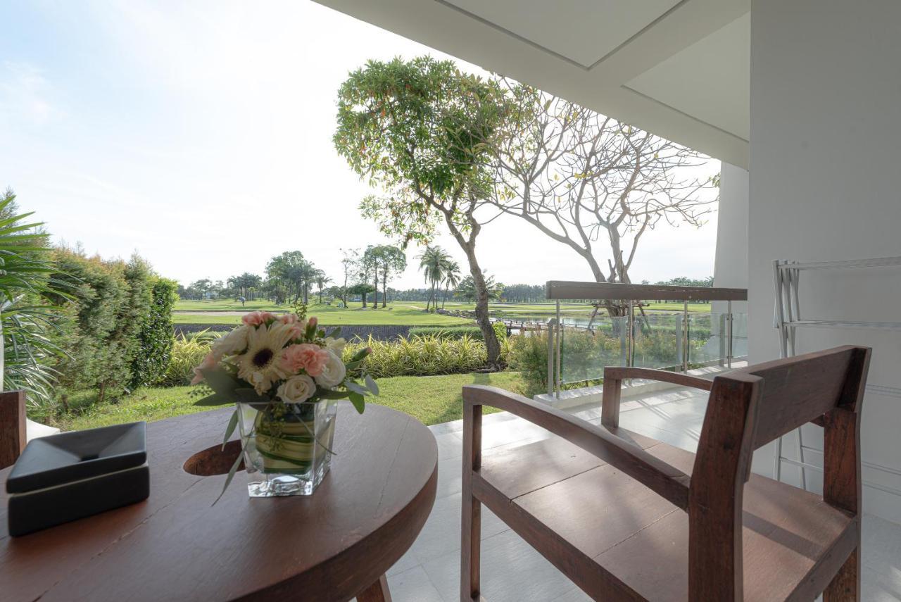 Summit Windmill Golf Suite Hotel At Suvarnabhumi Bangkok Exterior photo View from a room at the hotel