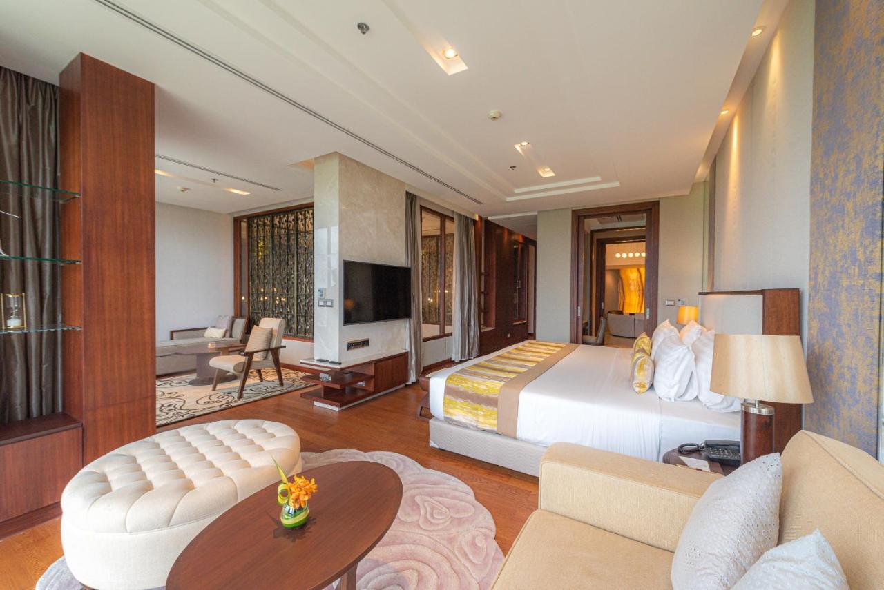 Summit Windmill Golf Suite Hotel At Suvarnabhumi Bangkok Exterior photo Suite at the Taj Bengal