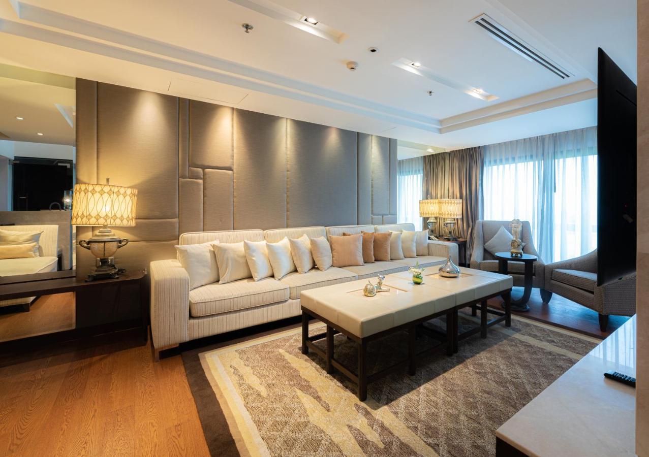 Summit Windmill Golf Suite Hotel At Suvarnabhumi Bangkok Exterior photo A living room in a suite at the Shangri-La Kuala Lumpur