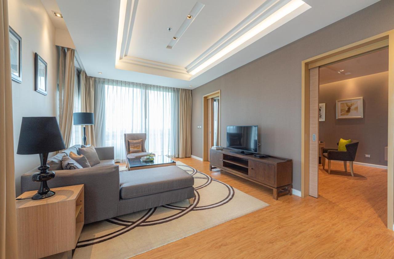 Summit Windmill Golf Suite Hotel At Suvarnabhumi Bangkok Exterior photo A living room in a suite at the hotel