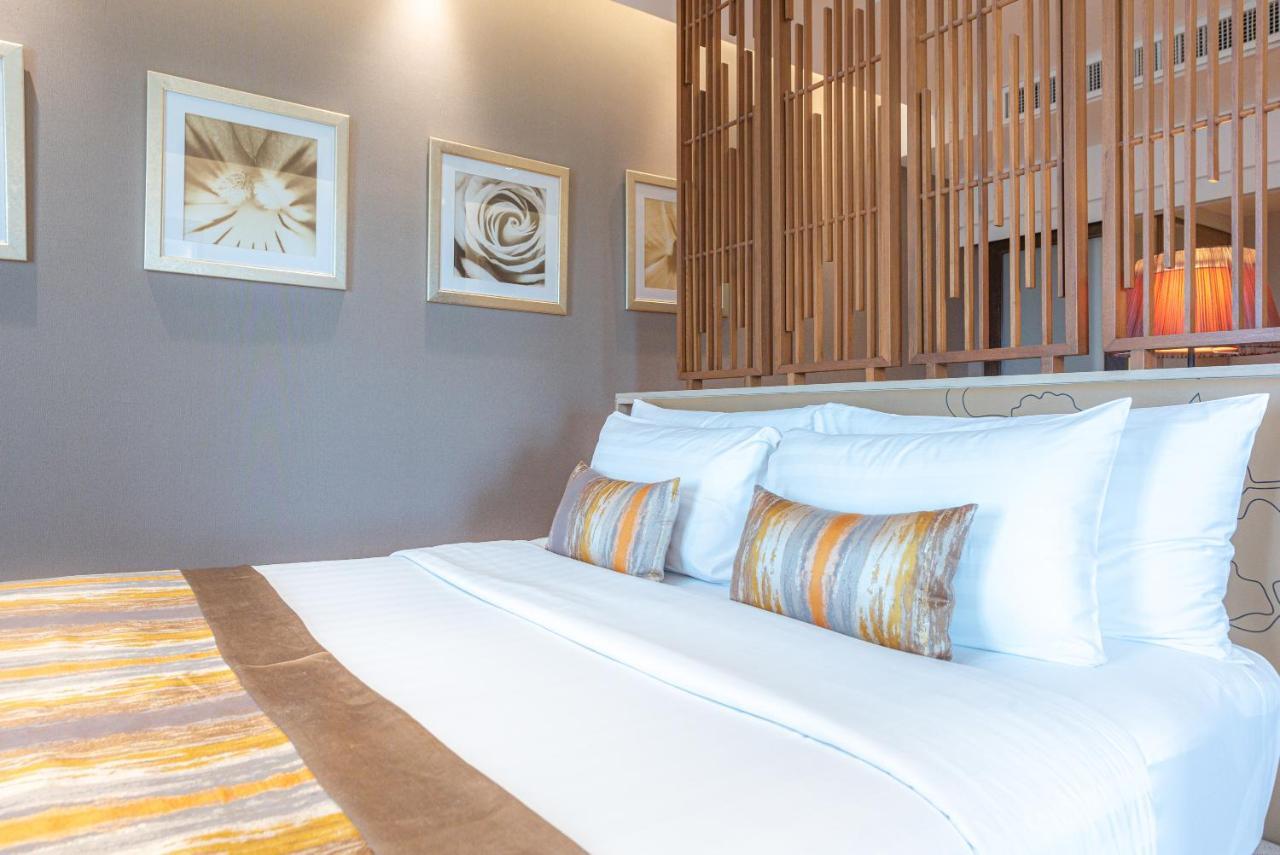 Summit Windmill Golf Suite Hotel At Suvarnabhumi Bangkok Exterior photo Deluxe Room