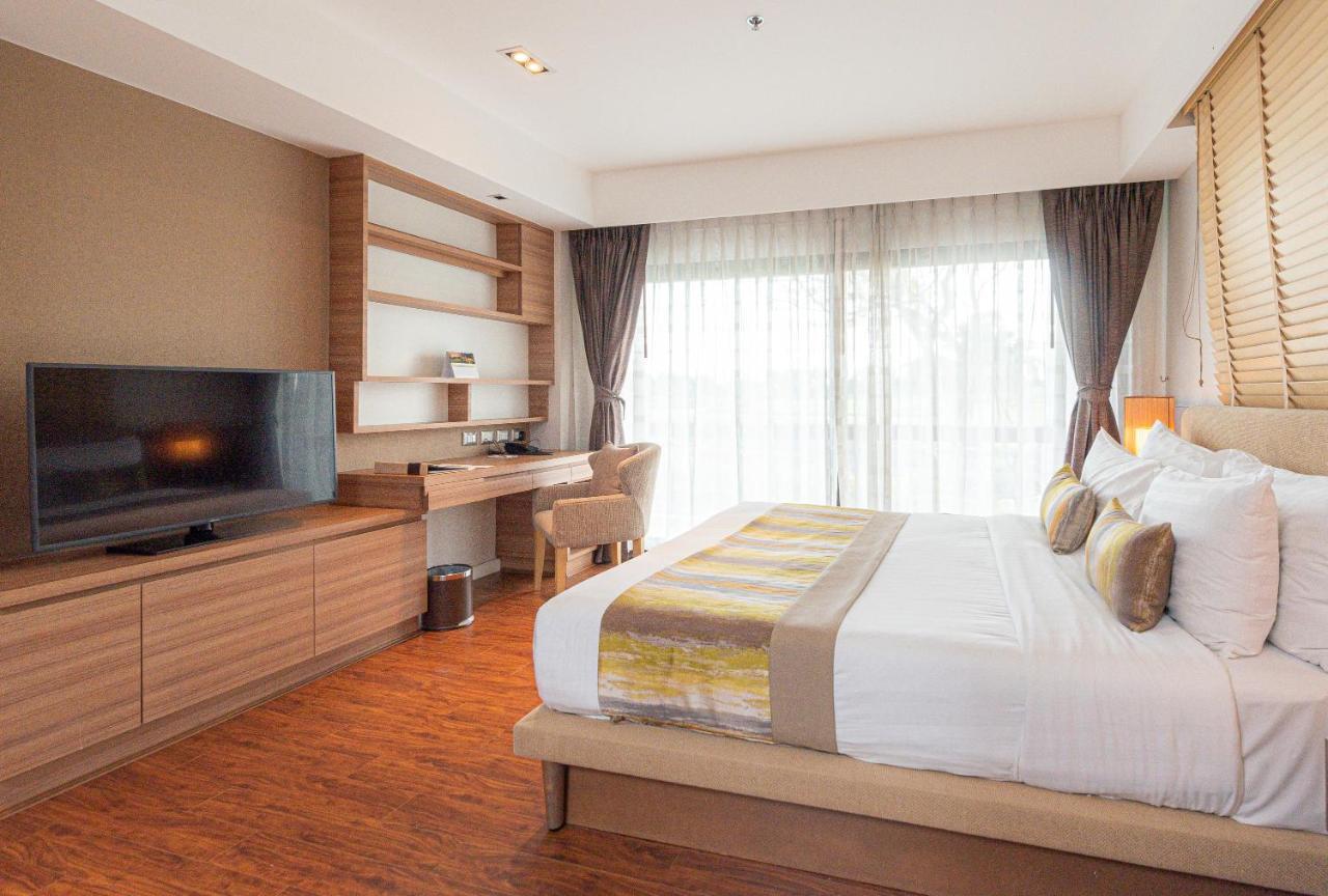 Summit Windmill Golf Suite Hotel At Suvarnabhumi Bangkok Exterior photo Deluxe Room