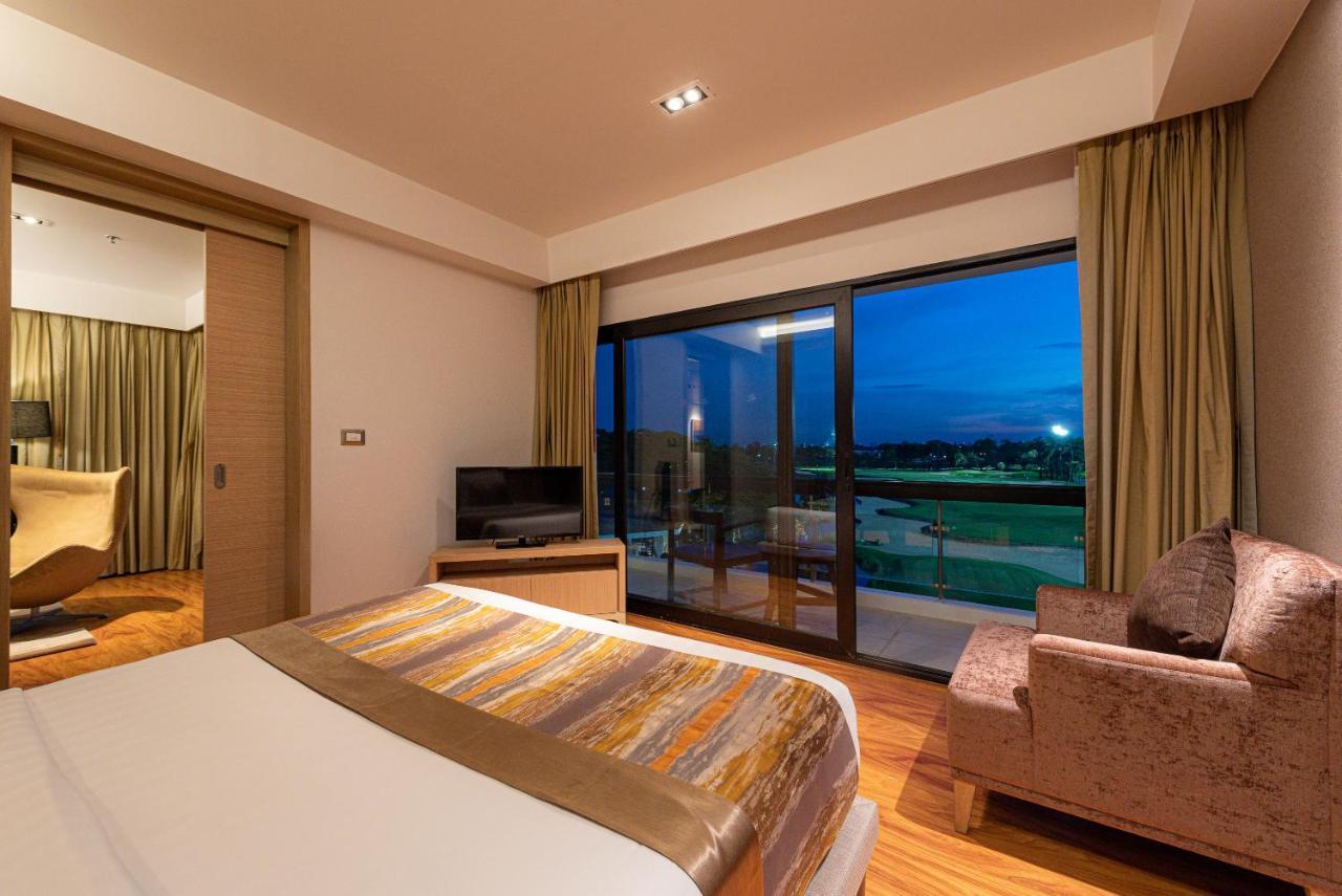 Summit Windmill Golf Suite Hotel At Suvarnabhumi Bangkok Exterior photo A bedroom at the hotel