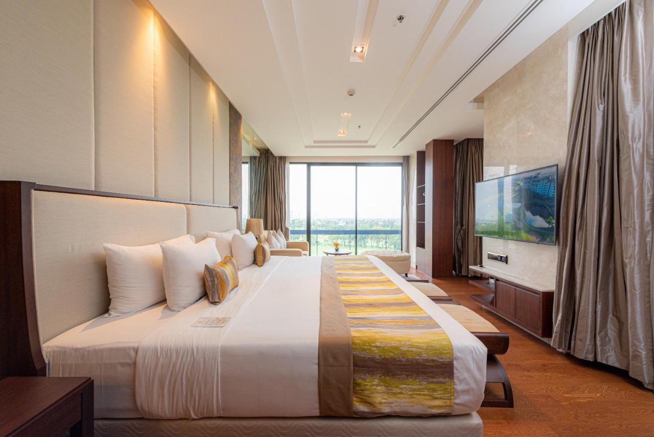 Summit Windmill Golf Suite Hotel At Suvarnabhumi Bangkok Exterior photo A bedroom at the hotel