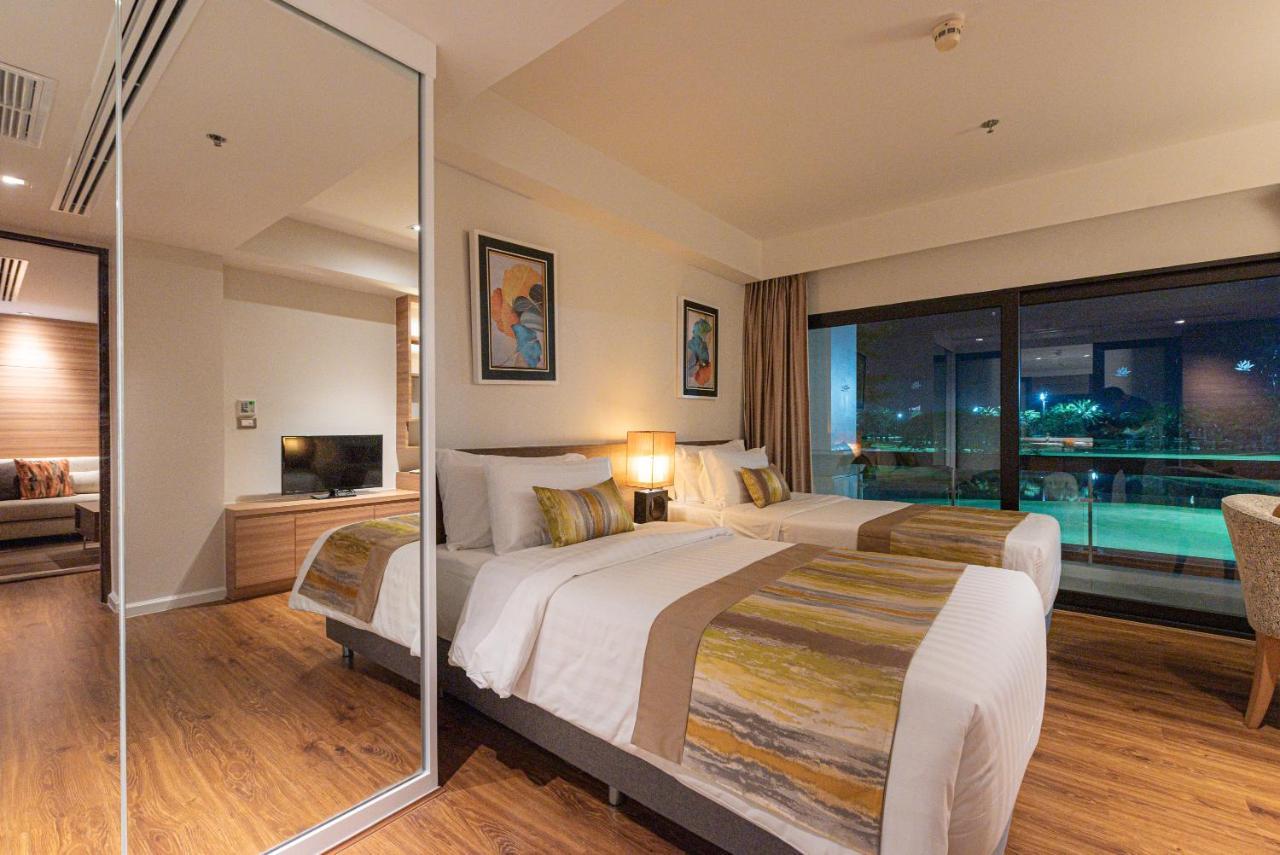Summit Windmill Golf Suite Hotel At Suvarnabhumi Bangkok Exterior photo Deluxe Room