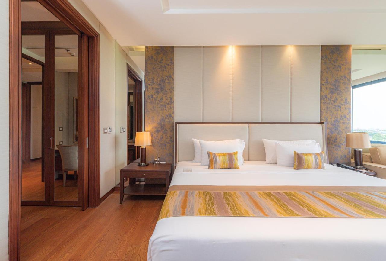Summit Windmill Golf Suite Hotel At Suvarnabhumi Bangkok Exterior photo A bedroom at the hotel