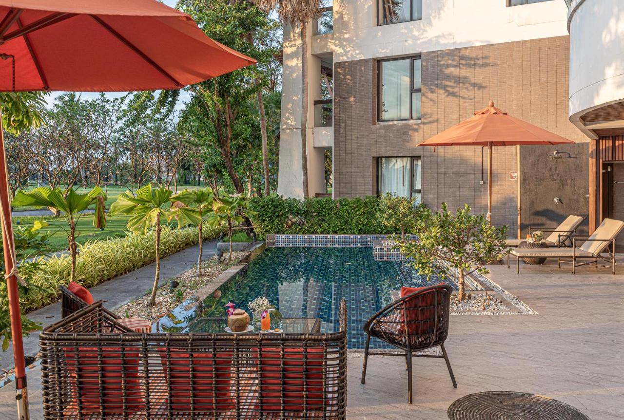 Summit Windmill Golf Suite Hotel At Suvarnabhumi Bangkok Exterior photo The pool at the hotel