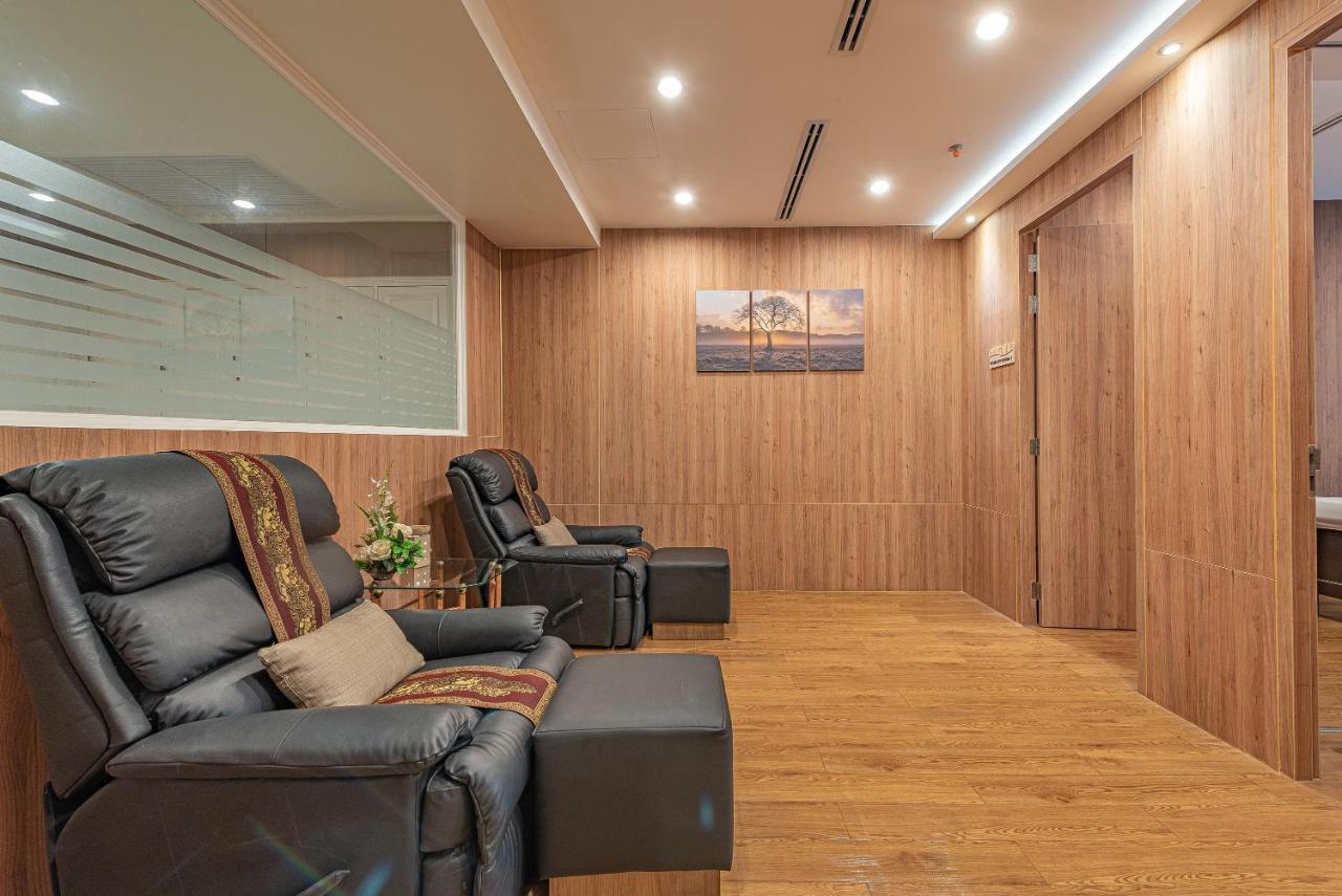 Summit Windmill Golf Suite Hotel At Suvarnabhumi Bangkok Exterior photo The interior of the Thai Airways First Class Lounge at Suvarnabhumi Airport