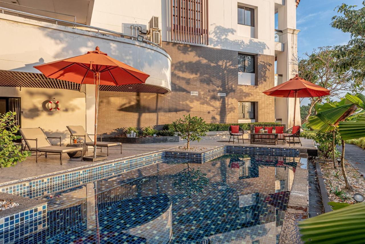 Summit Windmill Golf Suite Hotel At Suvarnabhumi Bangkok Exterior photo The swimming pool at the hotel